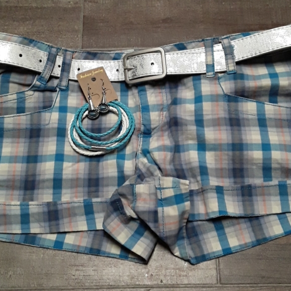 MOA COLLECTION LOW RISE SHORTS - Picture 2 of 6